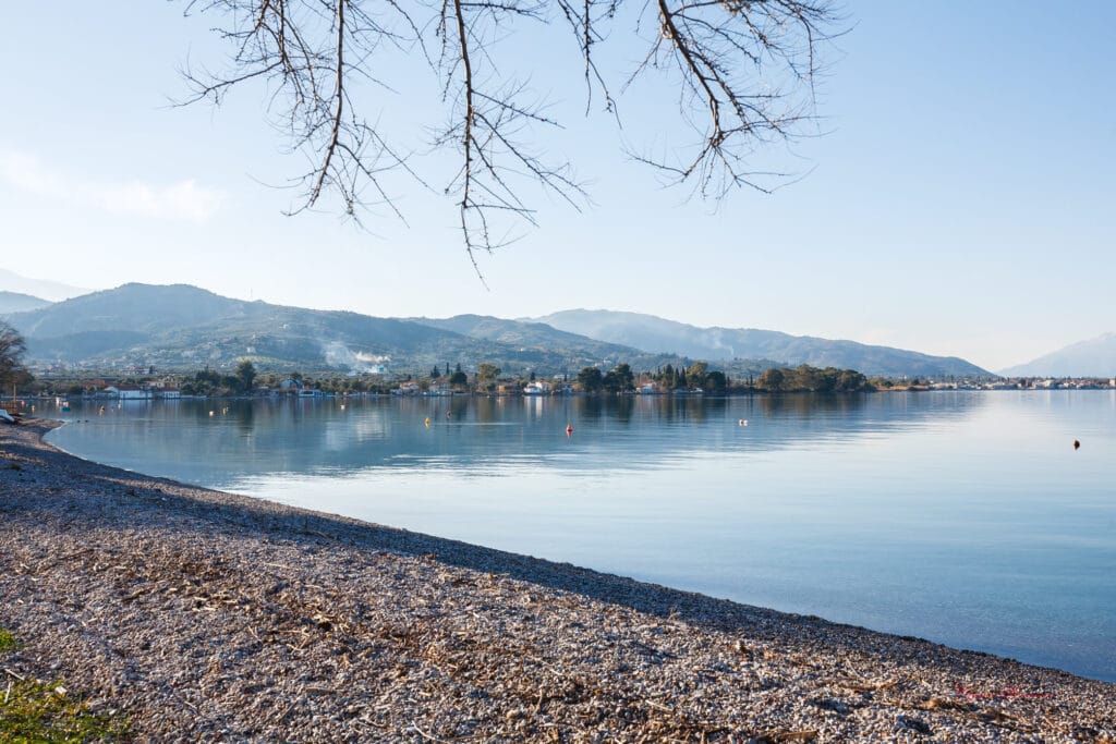 Οι καλύτερες οικογενειακές παραλίες της Αχαΐας: Ασφαλείς επιλογές για παιδιά