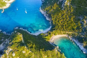 Οι διπλές παραλίες σε ελληνικά νησιά που απογειώνουν την έννοια του καλοκαιριού