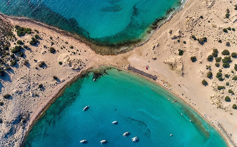 Οι διπλές παραλίες σε ελληνικά νησιά που απογειώνουν την έννοια του καλοκαιριού
