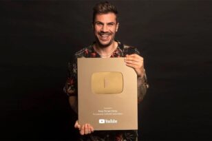 Άκης Πετρετζίκης: «Χρυσός» στο YouTube με 1.000.000 συνδρομητές