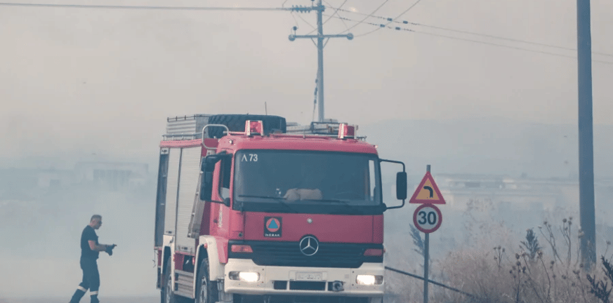 Πυρκαγιά κοντά σε σπίτια στο Ζευγολατιό - ΒΙΝΤΕΟ