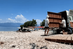 Αίγιο: Επανέρχεται η «ξηλωμένη» ράμπα ΑμεΑ στην παραλία Ακολης - Στο σημείο ο Φαρμάκης ΦΩΤΟ