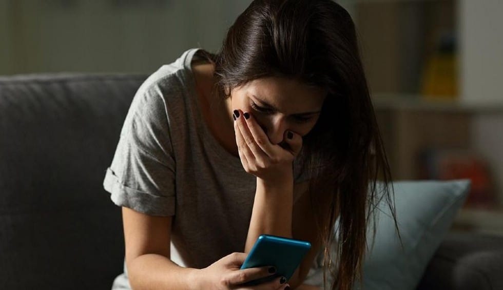 Revenge Porn: Νέο θύμα 17χρονη που ζήτησε από τον σύντροφό της να χωρίσουν – ΒΙΝΤΕΟ