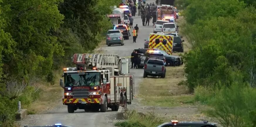 Σοκ στις ΗΠΑ: Άνοιξαν φορτηγό και βρήκαν 46 πτώματα μεταναστών - Τους άφησαν κλεισμένους εν μέσω καύσωνα