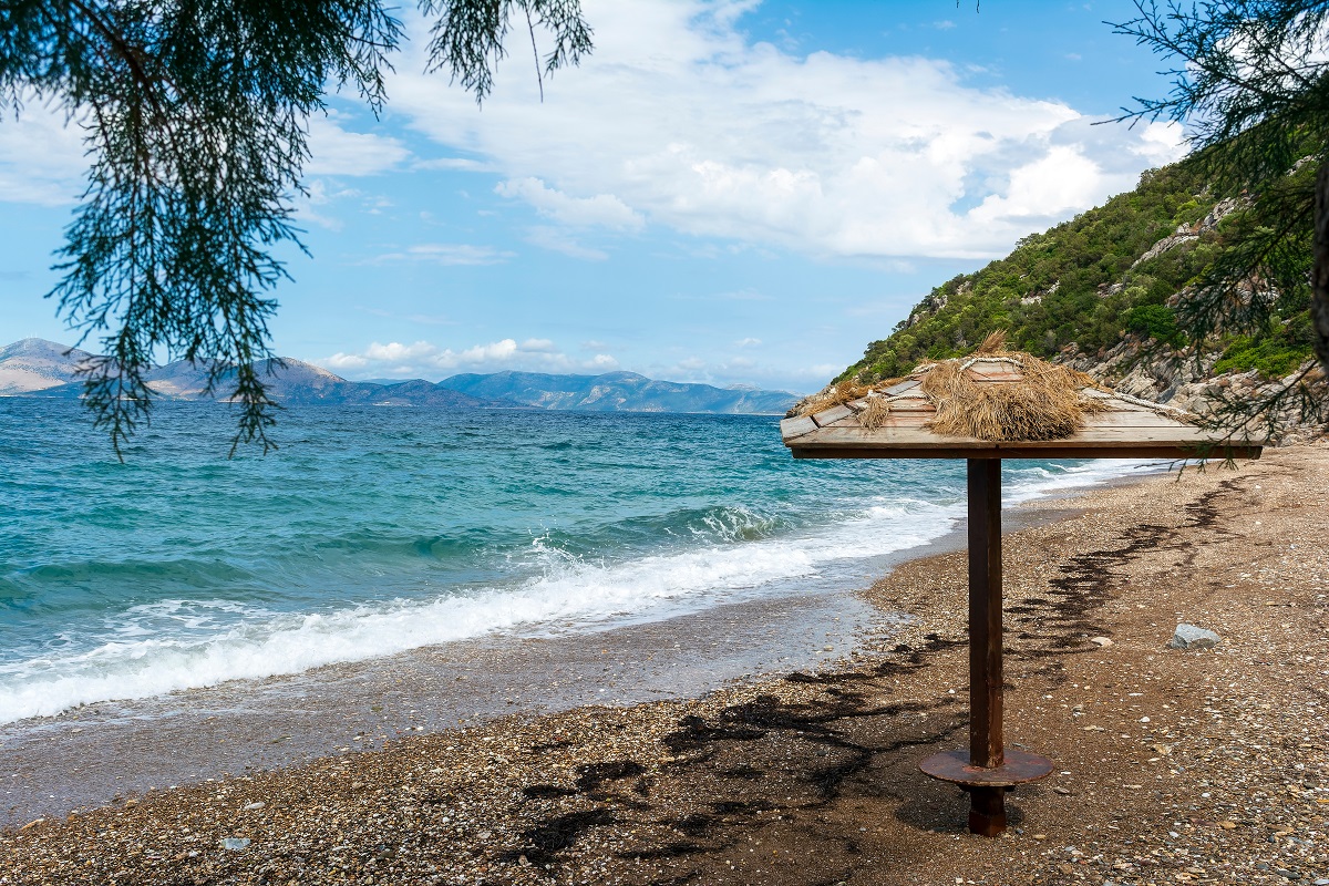 Μπάνιο σε μια από τις ήσυχες παραλίες της Αττικής με φυσική σκιά