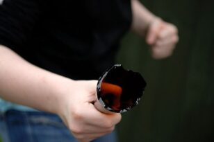 Κεφαλονιά: Πήγαν να βγάλουν το μάτι 24χρονου με μπουκάλι - Άγριος τσακωμός σε μπαρ - Μεταφέρθηκε στην Πάτρα