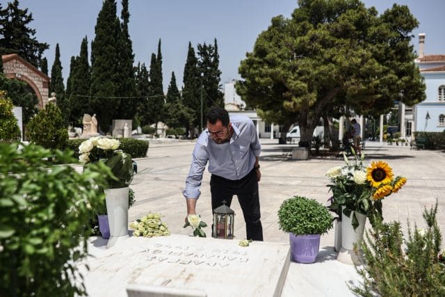 Ο νέος γραμματέας του ΠΑΣΟΚ στον τάφο του Ανδρέα Παπανδρέου