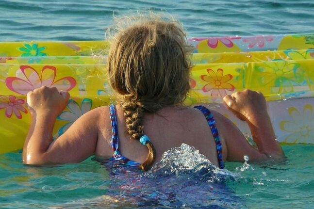Ηράκλειο: Παρασύρθηκαν δυο παιδιά με θαλάσσιο στρώμα από τα κύματα