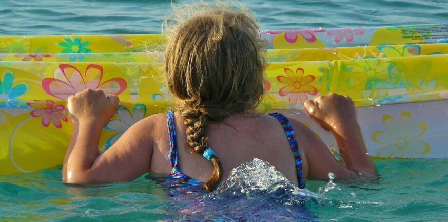 Ηράκλειο: Παρασύρθηκαν δυο παιδιά με θαλάσσιο στρώμα από τα κύματα