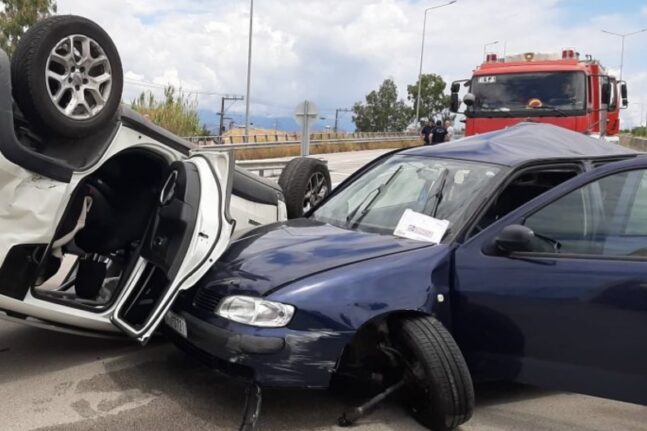 Πατρών - Κορίνθου: Τροχαίο με τρία οχήματα - Αναποδογύρισε αυτοκίνητο - Δύο ελαφρά τραυματίες