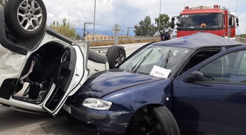 Πατρών - Κορίνθου: Τροχαίο με τρία οχήματα - Αναποδογύρισε αυτοκίνητο - Δύο ελαφρά τραυματίες