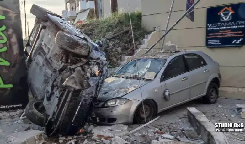 Ναύπλιο: Αυτοκίνητο γκρέμισε μάντρα και έπεσε πάνω σε παρκαρισμένα - ΦΩΤΟ