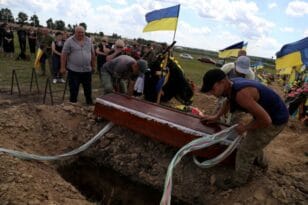Πόλεμος στην Ουκρανία: 64 στρατιώτες που σκοτώθηκαν στο Αζοφστάλ παρέλαβε το Κίεβο από τη Ρωσία