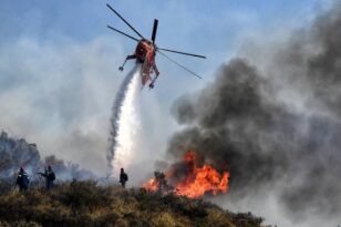 Φωτιά στο Πανόραμα Βούλας και στη Βάρη: Δύσκολο το έργο της κατάσβεσης λόγω διαρκών αναζωπυρώσεων