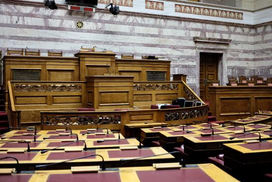 Βουλή: Ψηφίστηκε η κύρωση κωδικοποίησης νομοθεσίας για το προσφυγικό-μεταναστευτικό - Υπέρ η ΝΔ, κατά όλη η Αντιπολίτευση