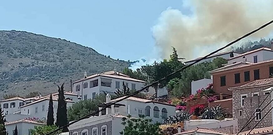 Σε ύφεση η πυρκαγιά στην Ύδρα - Επιχειρούν ελικόπτερα και αεροσκάφη