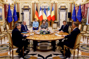 Ουκρανία: Μακρόν, Σολτς και Ντράγκι υποσχέθηκαν στον Ζελένσκι πως «θα τα ξαναχτίσουμε όλα»