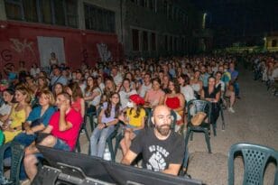 Πλήθος κόσμου για την παράσταση «To Νήμα» στο Αγρίνιο - Φόρος τιμής στον Βαγγέλη Παπαθανασίου