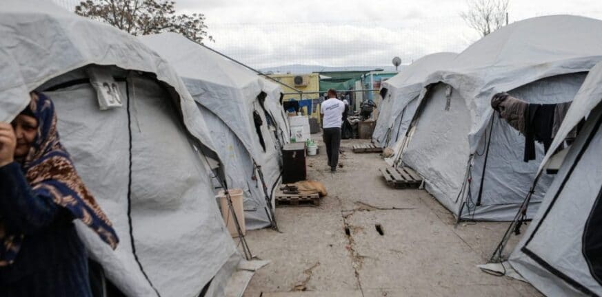 Ελαιώνας: Πρόσφυγες και εργαζόμενοι ζητούν να παραμείνει ανοιχτή η δομή φιλοξενίας - Η κινητοποίηση τους