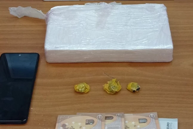 Αθήνα: «Βραχιολάκι» για δύο εμπόρους ναρκωτικών - Βρέθηκαν στη κατοχή τους ένα κιλό κοκαΐνης και 6 κιλά κάνναβης