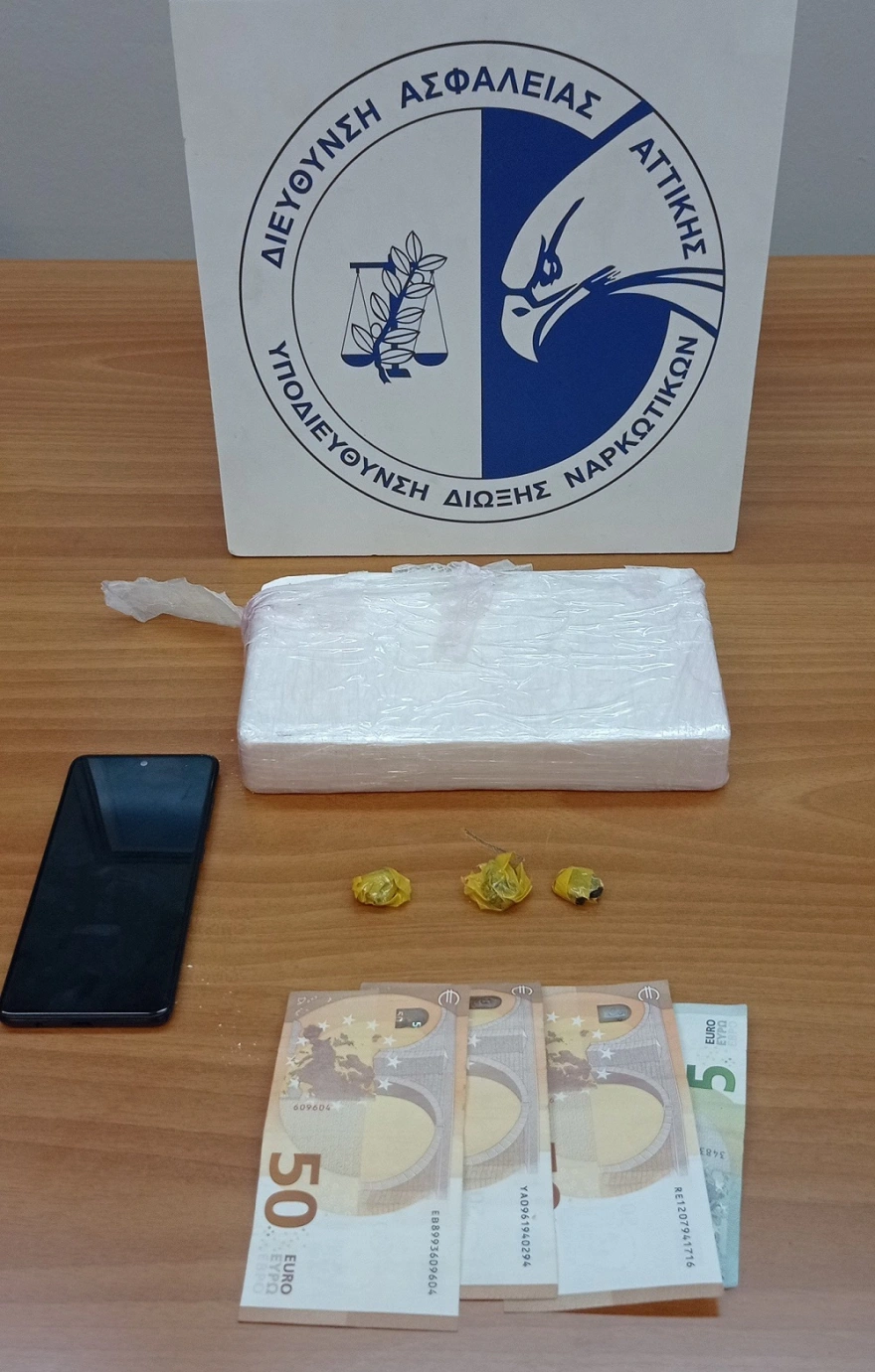 Αθήνα: «Βραχιολάκι» για δύο εμπόρους ναρκωτικών - Βρέθηκαν στη κατοχή τους ένα κιλό κοκαΐνης και 6 κιλά κάνναβης