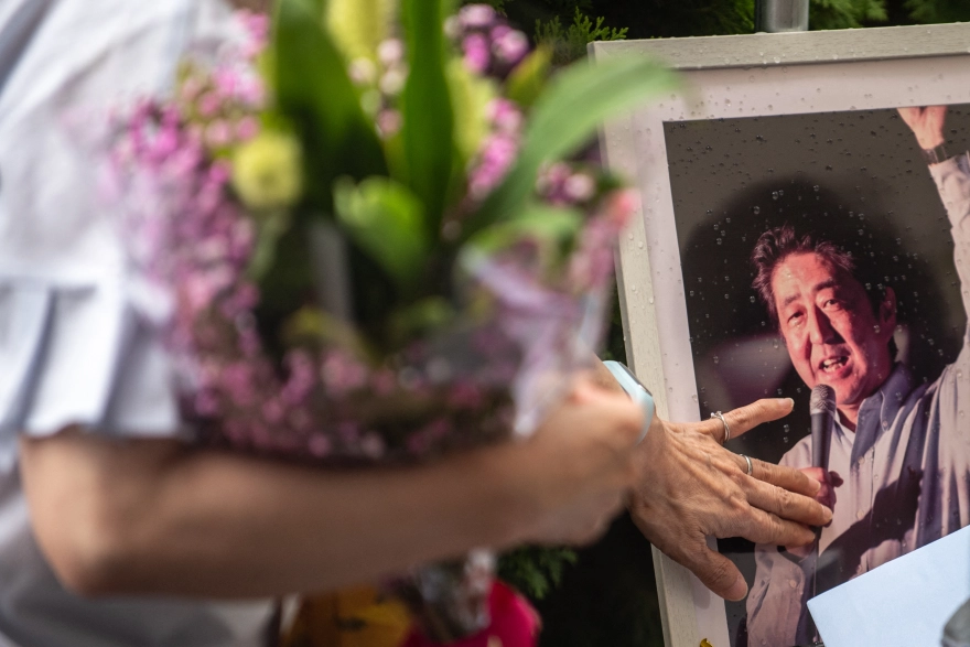 Ιαπωνία: Εθνικό πένθος για τον θάνατο του Σίνζο Άμπε - Πλήθος κόσμου στο σημείο που δολοφονήθηκε