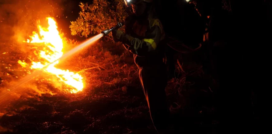 Μεγάλη καταστροφή από τις φωτιές σε Γαλλία και Ισπανία - Χιλιάδες πυροσβέστες στη μάχη με τις φλόγες