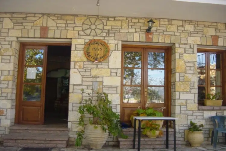 Κωλοκοτρονίτσι: Αυτό είναι το χωριό που γυρίστηκε το «Καφέ της Χαράς» - ιδανικό για Τριήμερο
