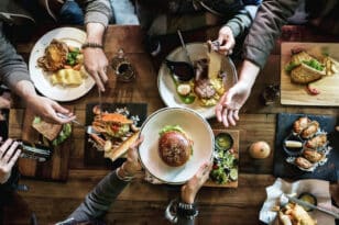 Βραδινό γεύμα: Τι ώρα πρέπει να τρώμε για να μην αυξηθεί το βάρος μας