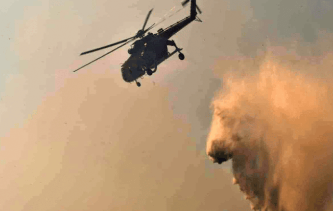 Φωτιά στα Μέγαρα: Ελικόπτερο που επιχειρούσε στη κατάσβεση έκανε αναγκαστική προσγείωση 