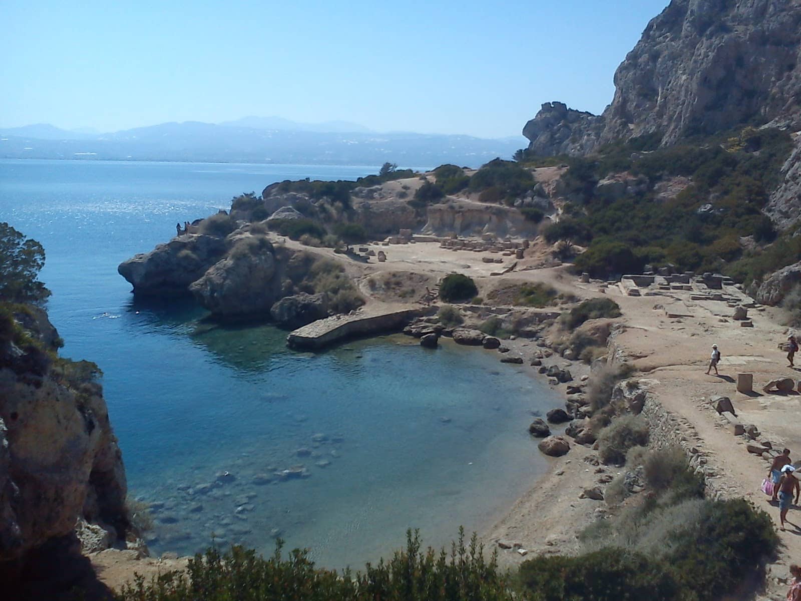 Η μοναδική παραλία στην Πελοπόννησο μέσα στον αρχαιολογικό χώρο!