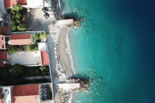 Το χωριό όπου κάθε σπίτι έχει δική του παραλία! Βίντεο το «Μαϊάμι» της Πελοποννήσου