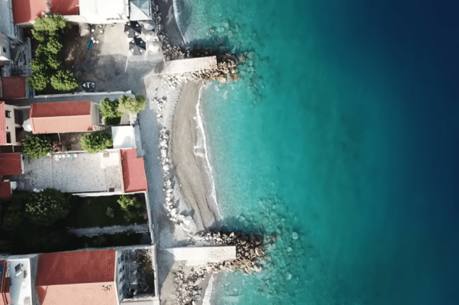 Σκηνικό Μαϊάμι στην Πελοπόννησο: Το χωριό όπου κάθε σπίτι έχει δική του παραλία (βίντεο)