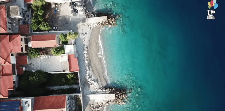 Πελοπόννησος: Το χωριό όπου κάθε σπίτι έχει δική του παραλία (βίντεο)