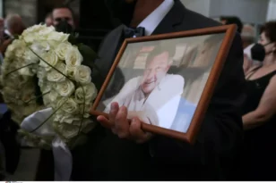 Ηλίας Νικολακόπουλος: Βαρύ το κλίμα στην πολιτική κηδεία στο Α’ νεκροταφείο - Έντονη η συγκίνηση από τον κόσμο που τον τίμησε ΦΩΤΟ