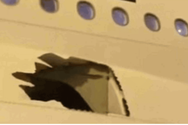 Αεροπλάνο πετούσε από Ντουμπάι για Αυστραλία με μια τεράστια τρύπα στην άτρακτο