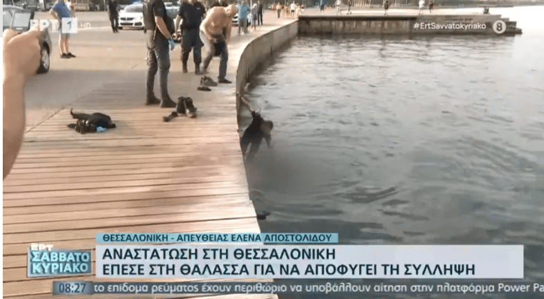 Θεσσαλονίκη: Άνδρας έπεσε με χειροπέδες στο Θερμαϊκό και φώναζε: «Αφήστε με να πεθάνω»