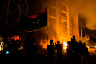 Νύχτα ταραχών στη Λιβύη – Στους δρόμους χιλιάδες διαδηλωτές για τις διακοπές ρεύματος εν μέσω καύσωνα