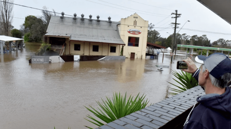 Πλημμύρες σαρώνουν το Σίδνεϊ - Χιλιάδες άνθρωποι εγκαταλείπουν τα σπίτια τους