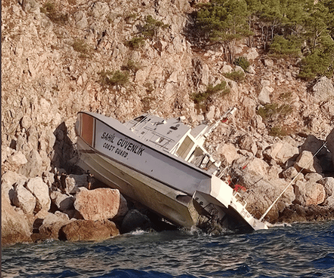 Στα βράχια της Αττάλειας σκάφος της Τουρκικής Ακτοφυλακής ΦΩΤΟ