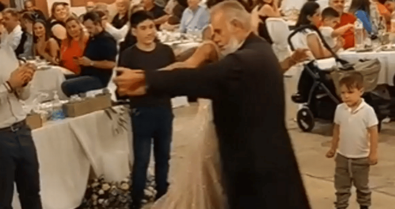 Κρήτη: Ιερέας χορεύει σούστα με νύφη και ξεσηκώνει το Tik Tok