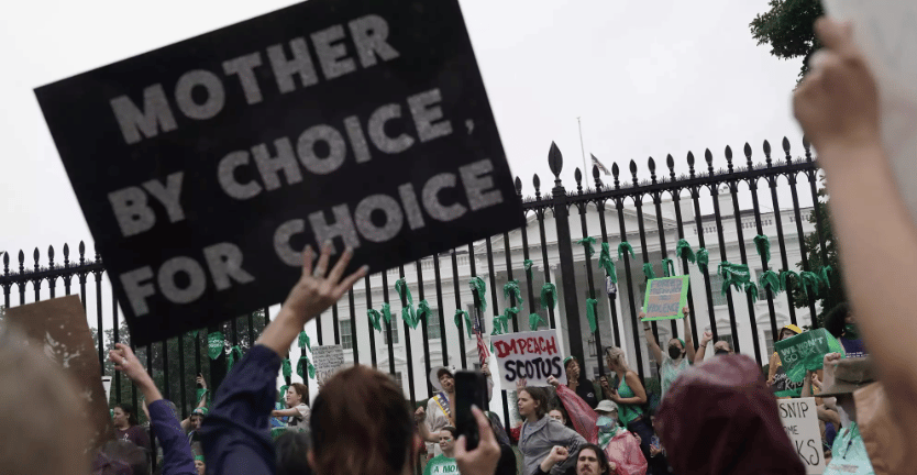 ΗΠΑ: Διαδήλωση υπέρ των αμβλώσεων έξω από το Λευκό Οίκο - Τι φώναζαν στον Μπάιντεν
