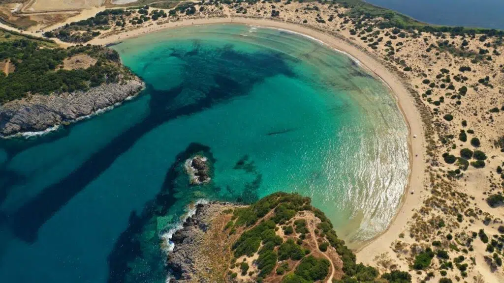 15 παραλίες της Πελοποννήσου που θυμίζουν εξωτικό νησί: Ο απόλυτος καλοκαιρινός οδηγός ΦΩΤΟ