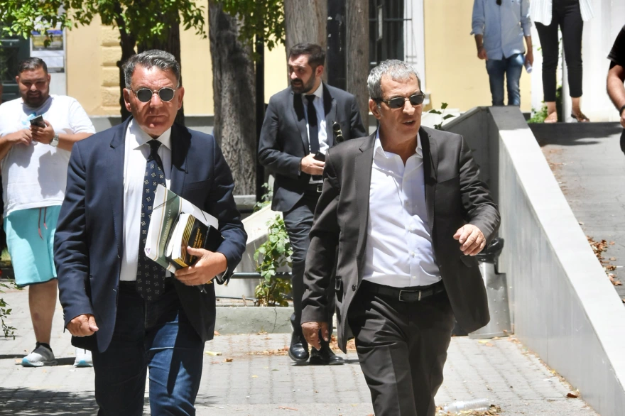 Θέμης Αδαμαντίδης: Χαμογελαστός στα δικαστήρια με τον Κούγια ο γνωστός καλλιτέχνης ΒΙΝΤΕΟ - ΦΩΤΟ