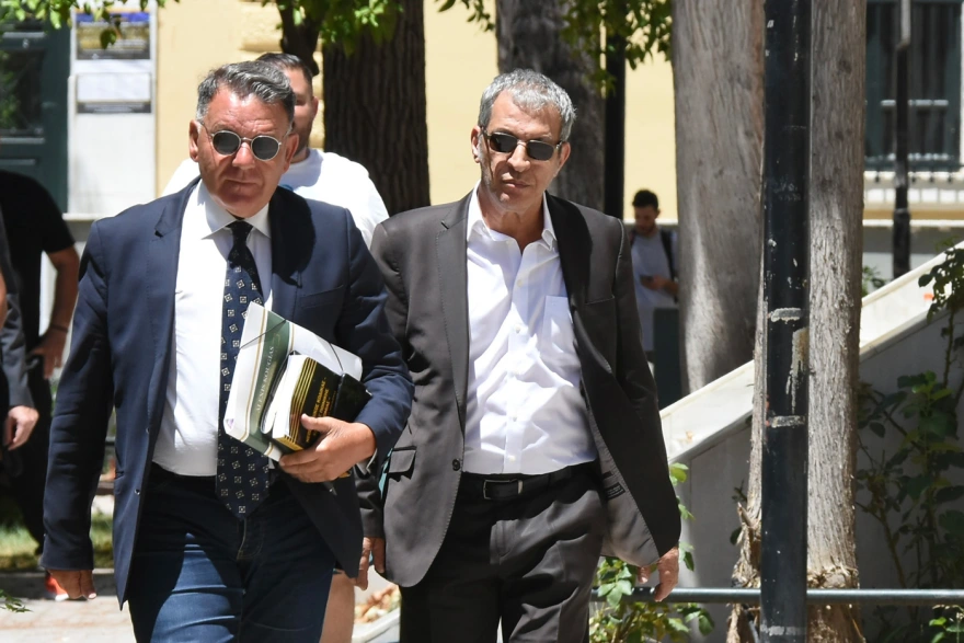 Θέμης Αδαμαντίδης: Χαμογελαστός στα δικαστήρια με τον Κούγια ο γνωστός καλλιτέχνης ΒΙΝΤΕΟ - ΦΩΤΟ