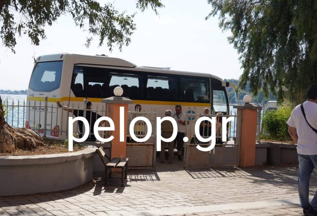 Αίγιο: Απέκλεισαν την είσοδο του ΑΕΙ με λεωφορείο - Σήμερα η μετακόμιση της Φυσικοθεραπείας στην Πάτρα ΦΩΤΟ