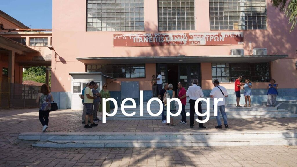 Αίγιο: Απέκλεισαν την είσοδο του ΑΕΙ με λεωφορείο - Σήμερα η μετακόμιση της Φυσικοθεραπείας στην Πάτρα ΦΩΤΟ