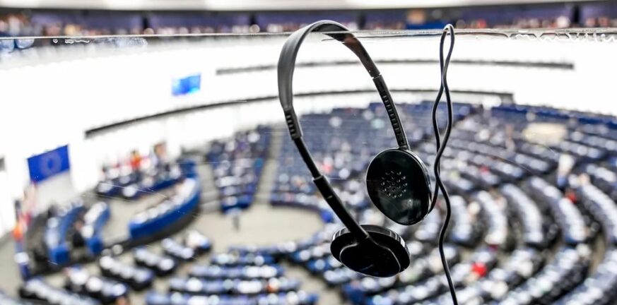 Ευρωβουλή: Αποχωρούν οι διερμηνείς λόγω των συνθηκών εργασίας τους - Τι καταγγέλουν