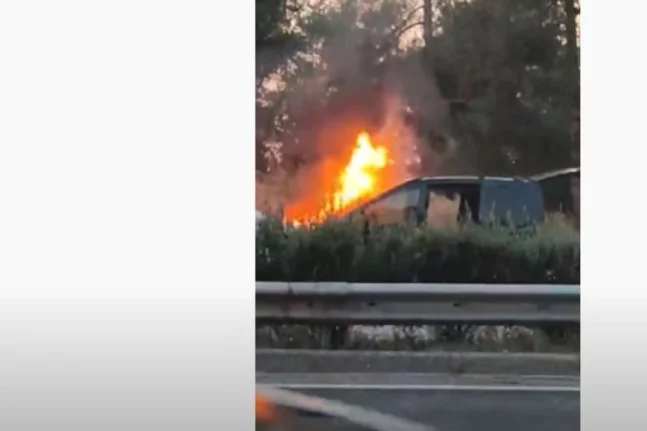 Θεσσαλονίκη: Τυλίχθηκε στις φλόγες ΙΧ αυτοκίνητο στον Περιφερειακό - Χωρίς αναφορές για τραυματισμούς ΒΙΝΤΕΟ