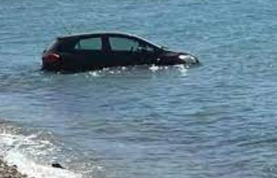 Xαλκιδική: Bρέθηκε αυτοκίνητο μέσα στη θάλασσα με δύο εγκλωβισμένους επιβάτες